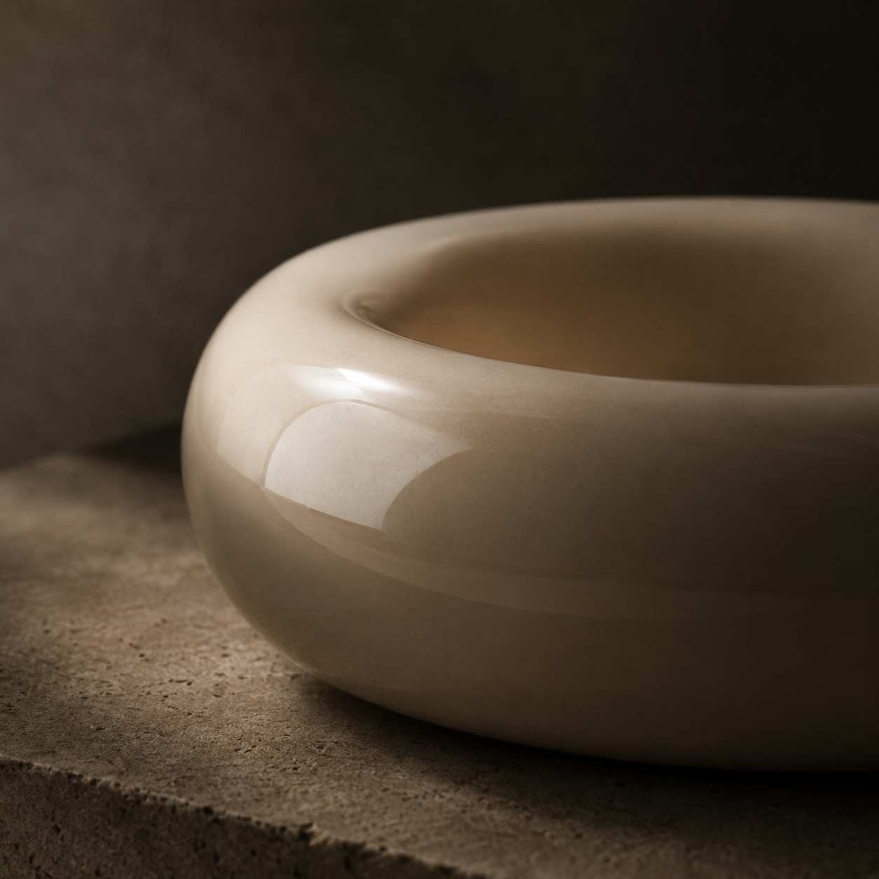 SCULPTURAL CERAMIC PET BOWL