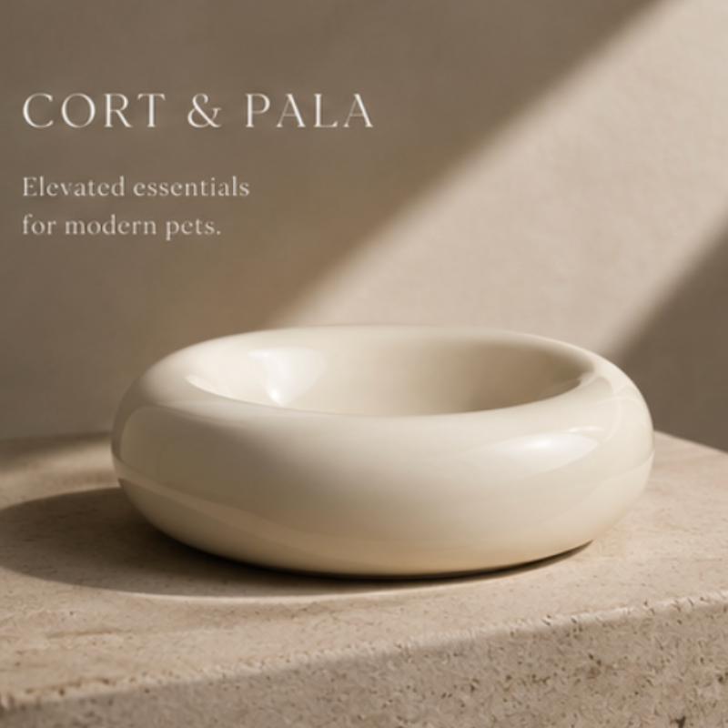 Ivory ceramic bowl on a concrete surface with 'Cort & Pala' branding.